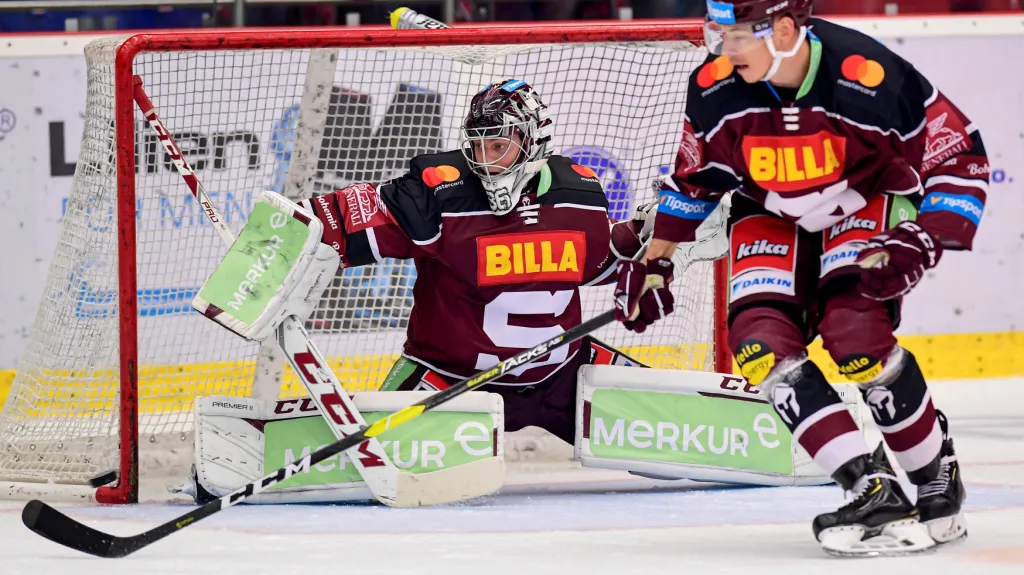 Obránce Sparty Marek Ďaloga před brankářem Jakubem Sedláčkem