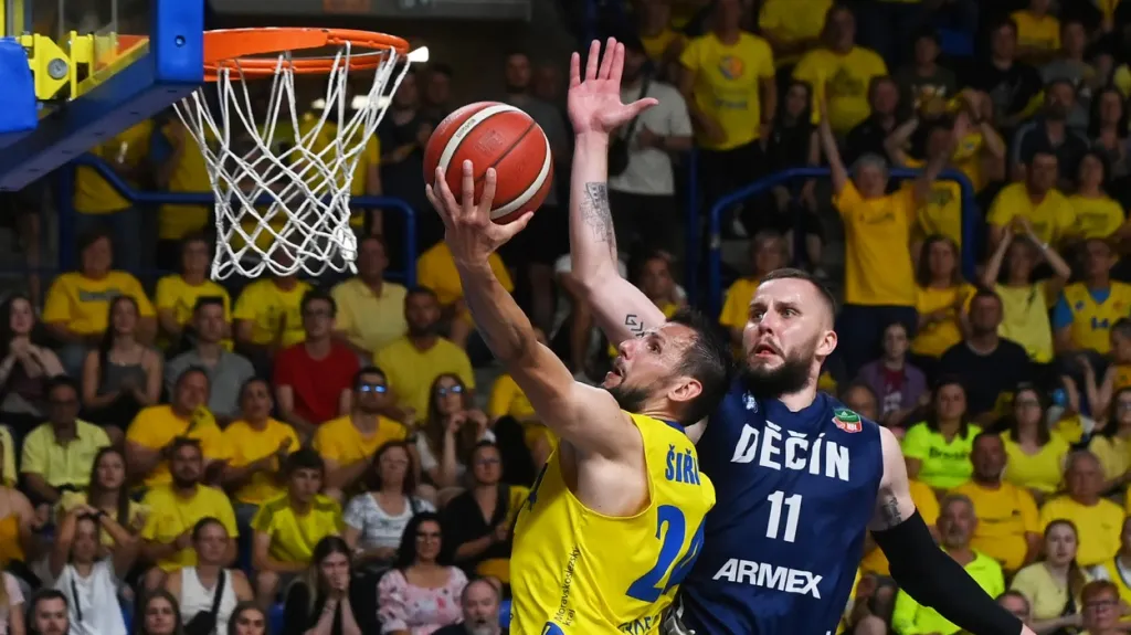 Jakub Šiřina v nájezdu na koš ve finále proti Děčínu