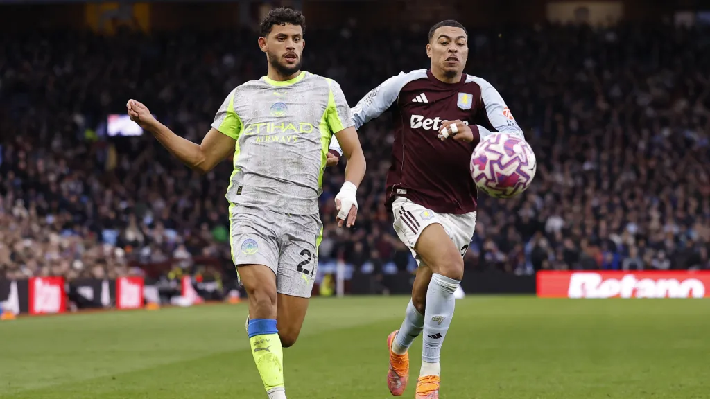 Matheus Nunes a Morgan Rogers v utkání Aston Villa – Manchester City