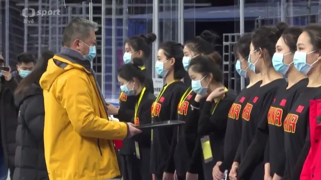 Dobrovolníci v Pekingu nacvičovali bezkontaktní předávání medailí