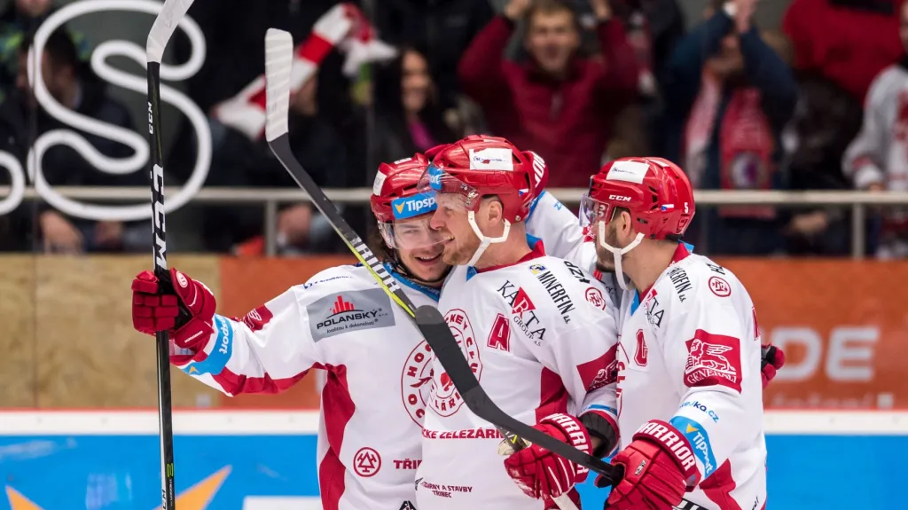 David Cienciala (vlevo) se raduje se spoluhráči z Třince