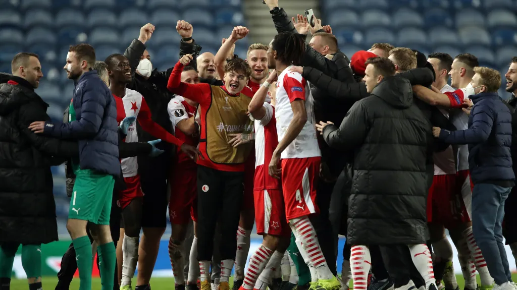 Slavící fotbalisté Slavie Praha po postupu v Evropské lize