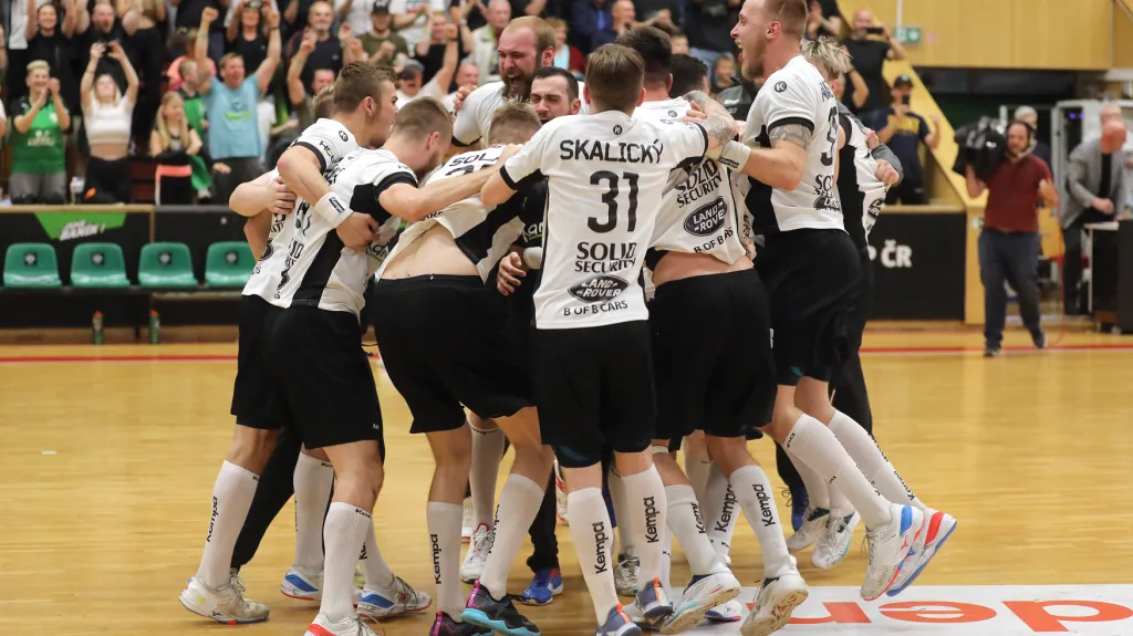 Radost karvinských házenkářů ze zisku titulu