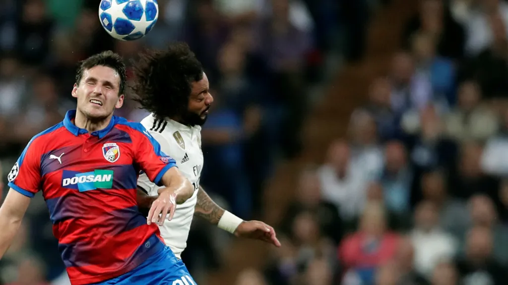 Plzeňský Milan Havel v hlavičkovém souboji s Marcelem z Realu Madrid