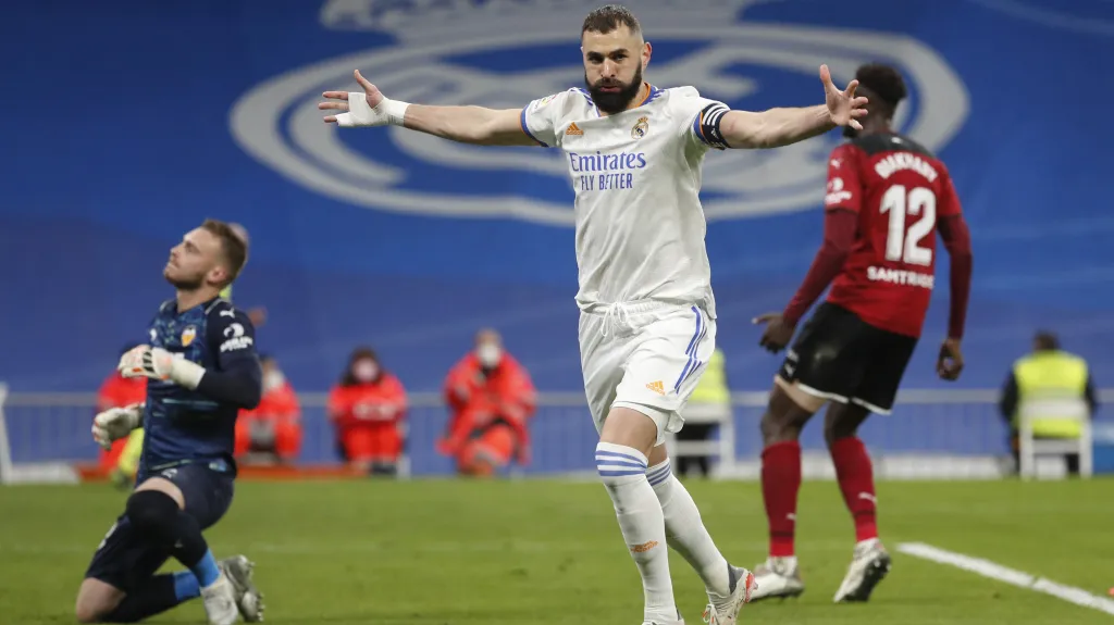 Karim Benzema slaví trefu do sítě Valencie