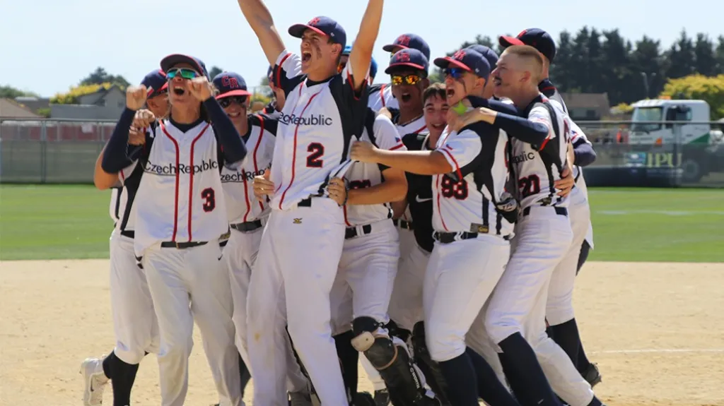 Juniorská softbalová reprezentace se raduje ze zisku bronzu na MS