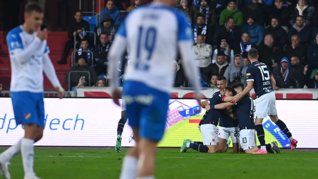 Fotbalisté Slavie se radují z gólu v Ostravě