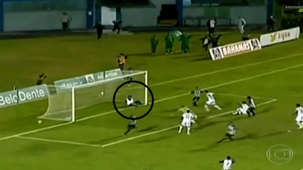 Brazilský masér zabraňuje gólu