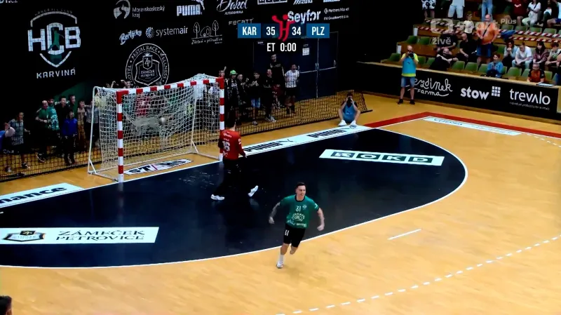 Závěr utkání i sedmimetrové hody Karviná – Plzeň