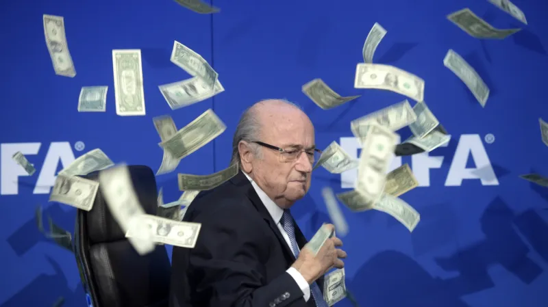 Blatter mezi penězi