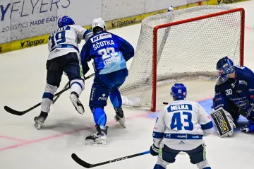 Martin Ryšavý (vlevo) střílí gól