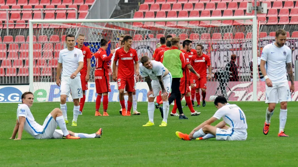 Zklamaní fotbalisté Sparty po utkání v Brně