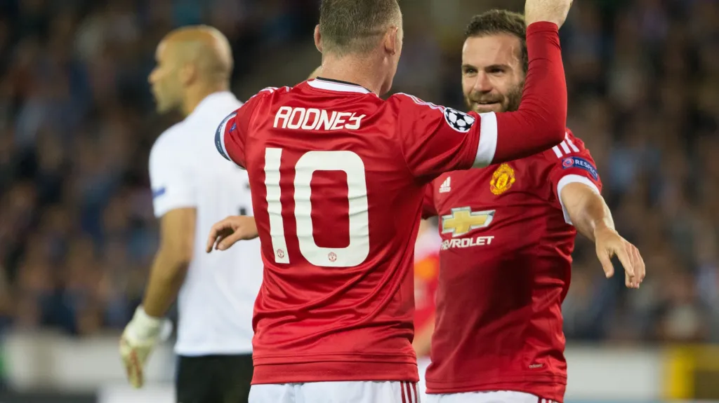 Wayne Rooney z Manchesteru United slaví vstřelenou branku s Juanem Matou