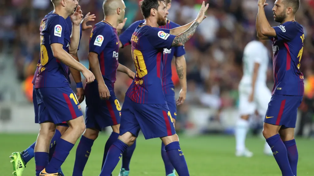 Fotbalisté Barcelony slaví jeden z gólů proti Chapecoense