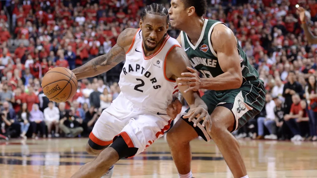 Střelec Toronta Kawhi Leonard proti Milwaukee