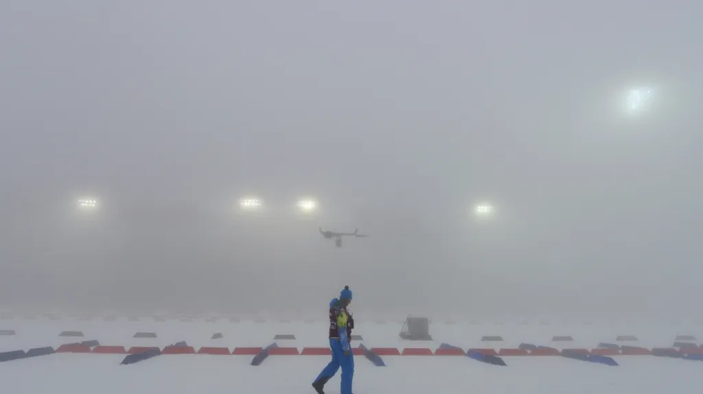 Mlha nad biatlonovou střelnicí v Soči