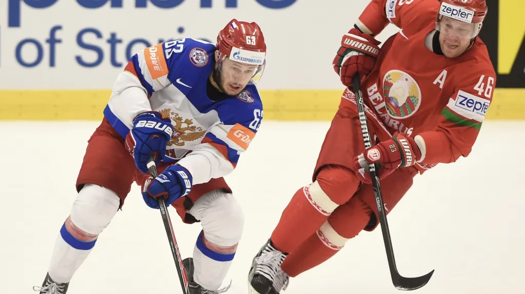 Andrej Kosticyn v běloruském dresu (vpravo) v utkání proti Rusku