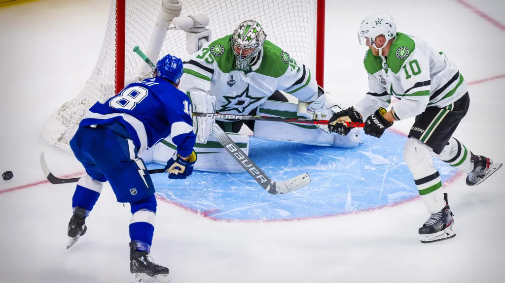 Ondřej Palát z Tampy Bay (vlevo) ve finále Stanley Cupu