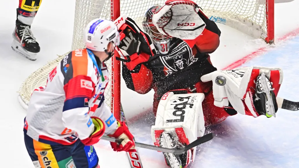 Pardubický Roman Červenka se snaží překonat Stanislava Škorvánka z Hradce Králové