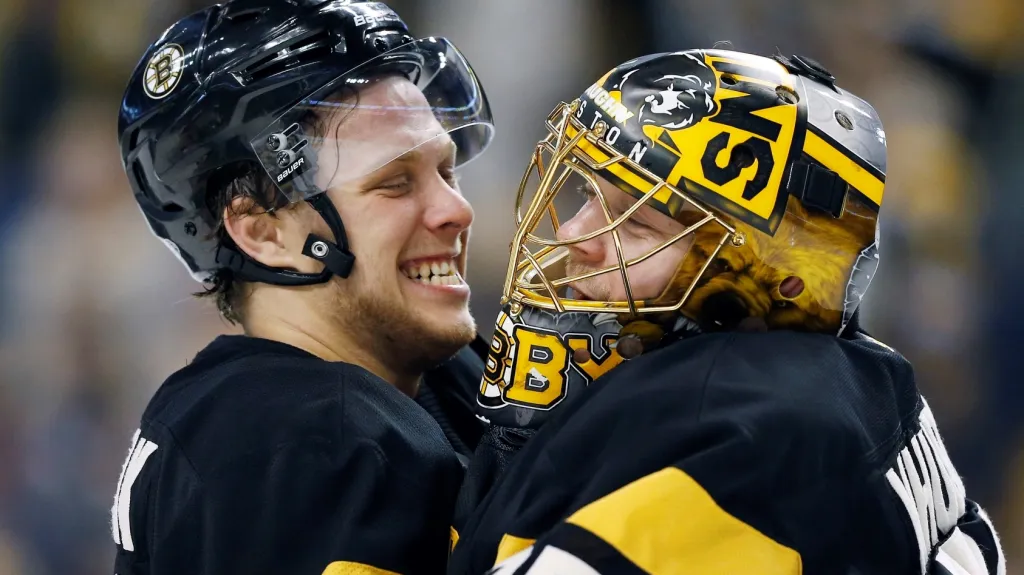 David Pastrňák se raduje s brankářem Bostonu Antonem Chudobinem