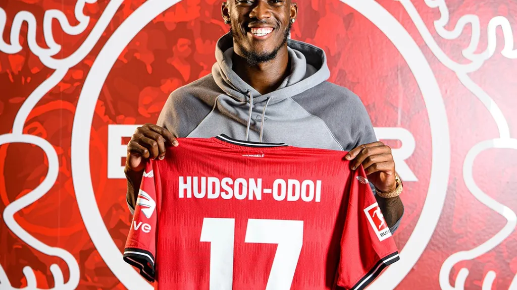 Callum Hudson-Odoi pózuje s dresem Leverkusenu