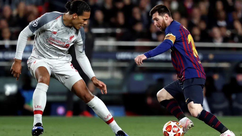 Virgil van Dijk z Liverpoolu (vlevo) se snaží ubránit Lionela Messiho z Barcelony