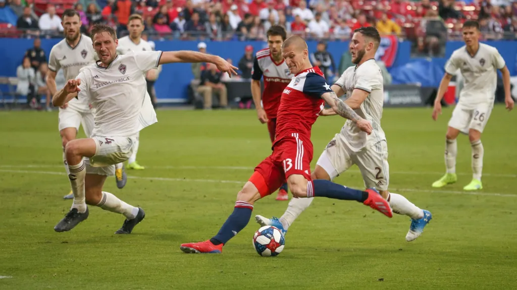 Zdeněk Ondrášek z Dallasu střílí na branku v utkání MLS