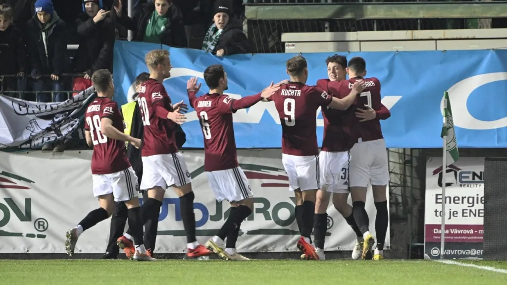 Sparťané oslavují gól v Ďolíčku