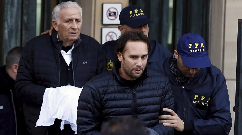 Mariano Jinkis a jeho otec Hugo se přihlásili na policii