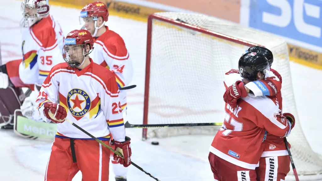 Hokejisté Olomouce se radují z gólu na ledě Sparty