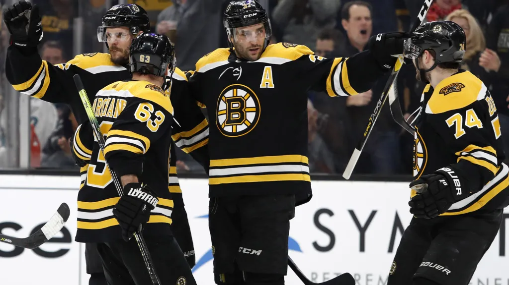 David Krejčí se raduje se spoluhráči