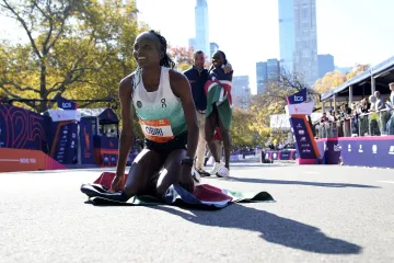 Helen Obiriová v cíli newyorského maratonu