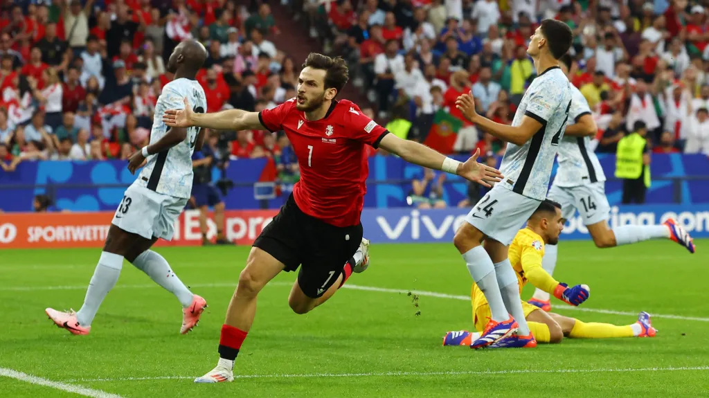 Chviča Kvaracchelija z Gruzie se raduje z gólu