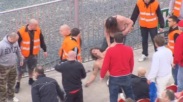 Jednoho z fanoušků odvezla sanitka