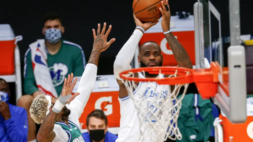 LeBron James z LA Lakers zakončuje v utkání s Dallasem