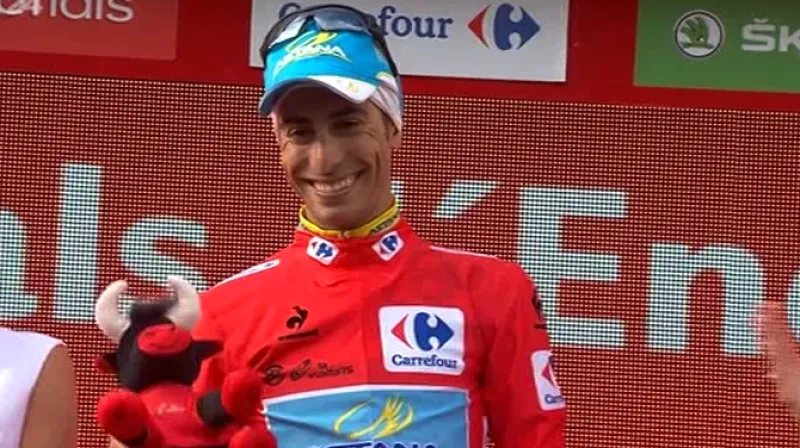 Královská etapa Vuelty - pád Frooma a Aru v červeném