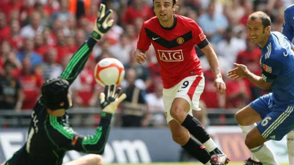 Čech chytá pokus Dimitara Berbatova