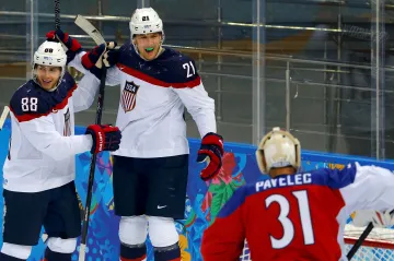 Hokejisté USA slaví branku v síti České republiky