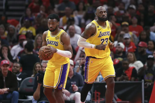 Lakers v prodloužení přetlačili Rockets a jsou krok od čtvrtfinále