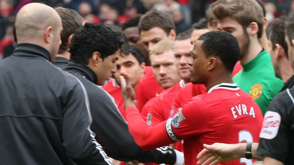 Luis Suárez odmítá podat ruku Evrovi