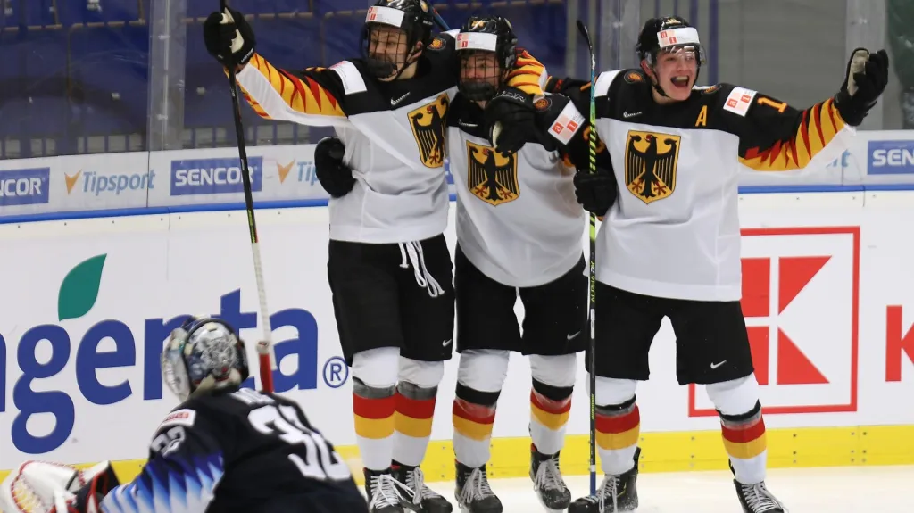 Tim Stützle (vlevo) se raduje s Johnem-Jasonem Peterkou (uprostřed)