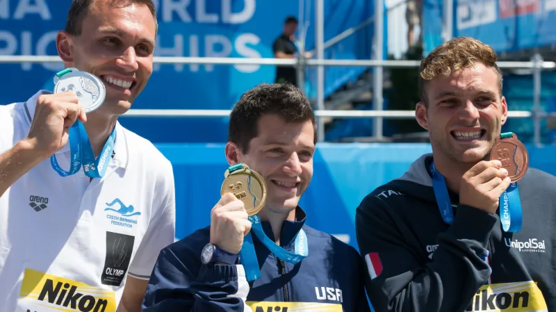 Michal Navrátil (vlevo) se stříbrnou medailí z MS v Budapešti