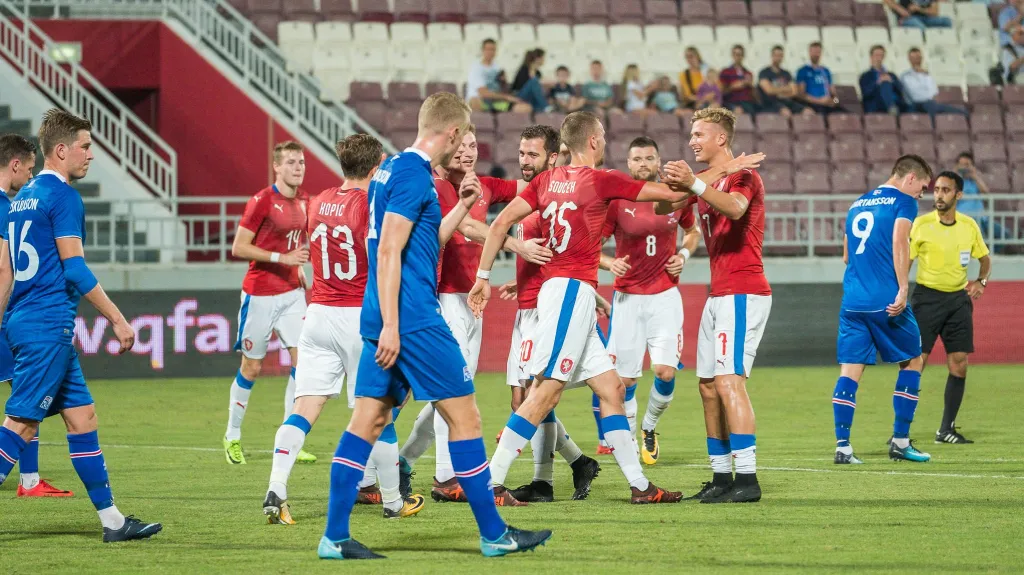 Radost českých fotbalistů po gólu v síti Islandu