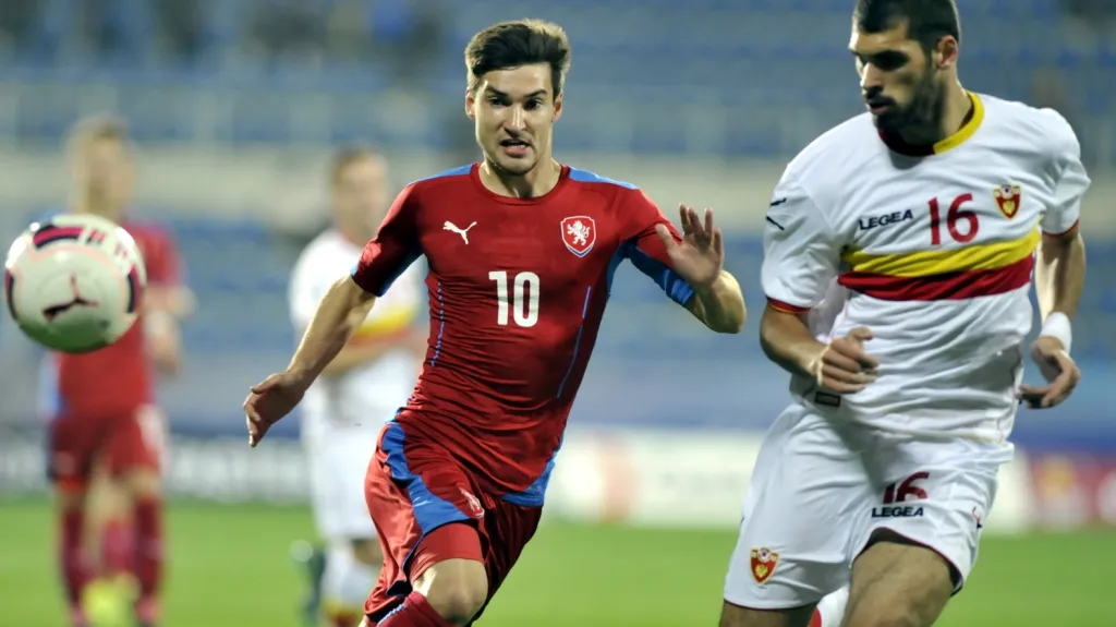 Český zálozník Michal Trávník bojuje o míč s Goranem Milojkem z černohorské jednadvacítky 