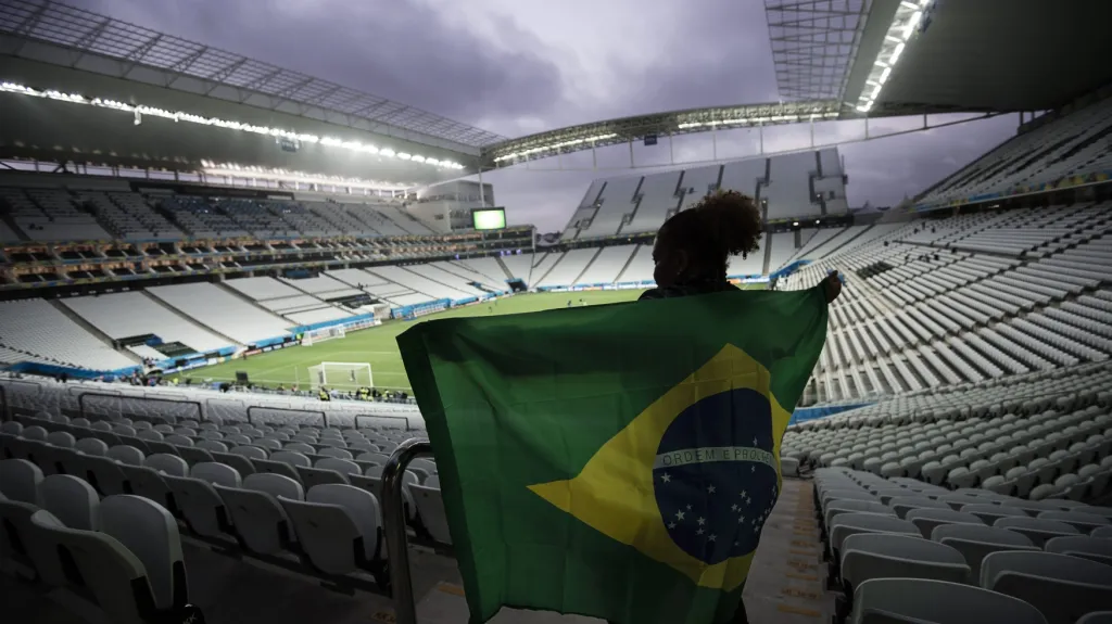 Brazilská fanynka na prázdném stadionu v Sao Paulu