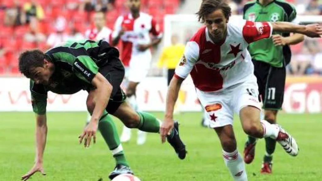 Dušan Švento z domácí Slavie soupeří s Markem Plašilem