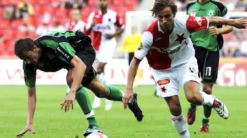 Dušan Švento z domácí Slavie soupeří s Markem Plašilem