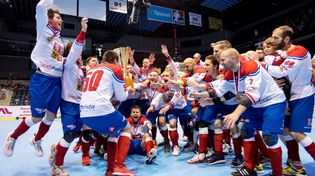 Čeští hokejbalisté se radují ze zisku bronzu na MS