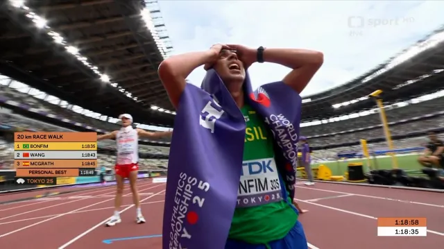 Závěr závodu mužů na 20 km chůze