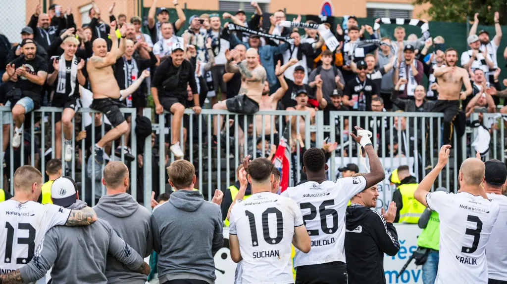 Fotbalisté Českých Budějovic s fanoušky